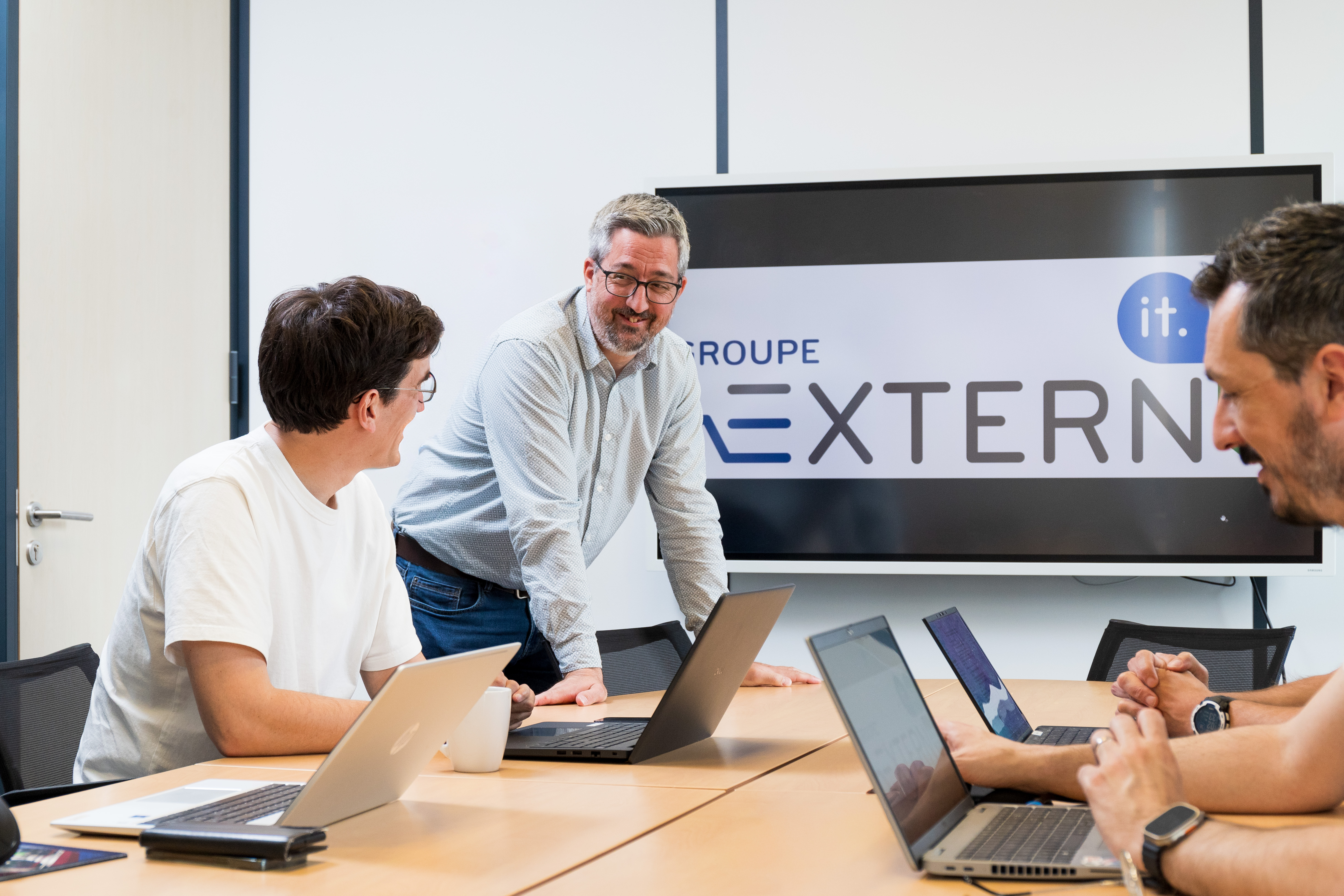 Consultants du Groupe EXTERN en réunion autour d’un audit informatique