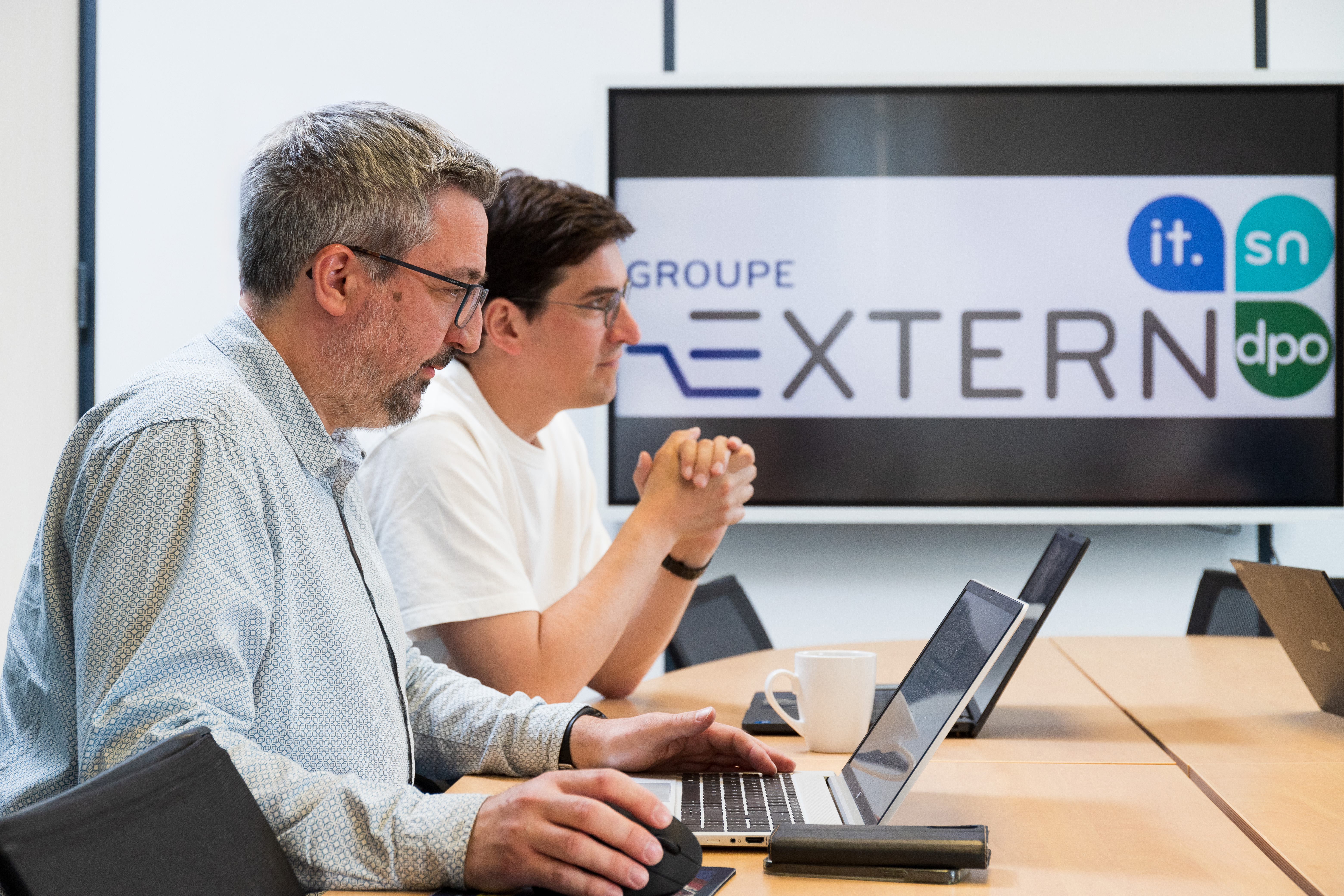 Équipe du Groupe EXTERN travaillant sur le pilotage d’un projet numérique