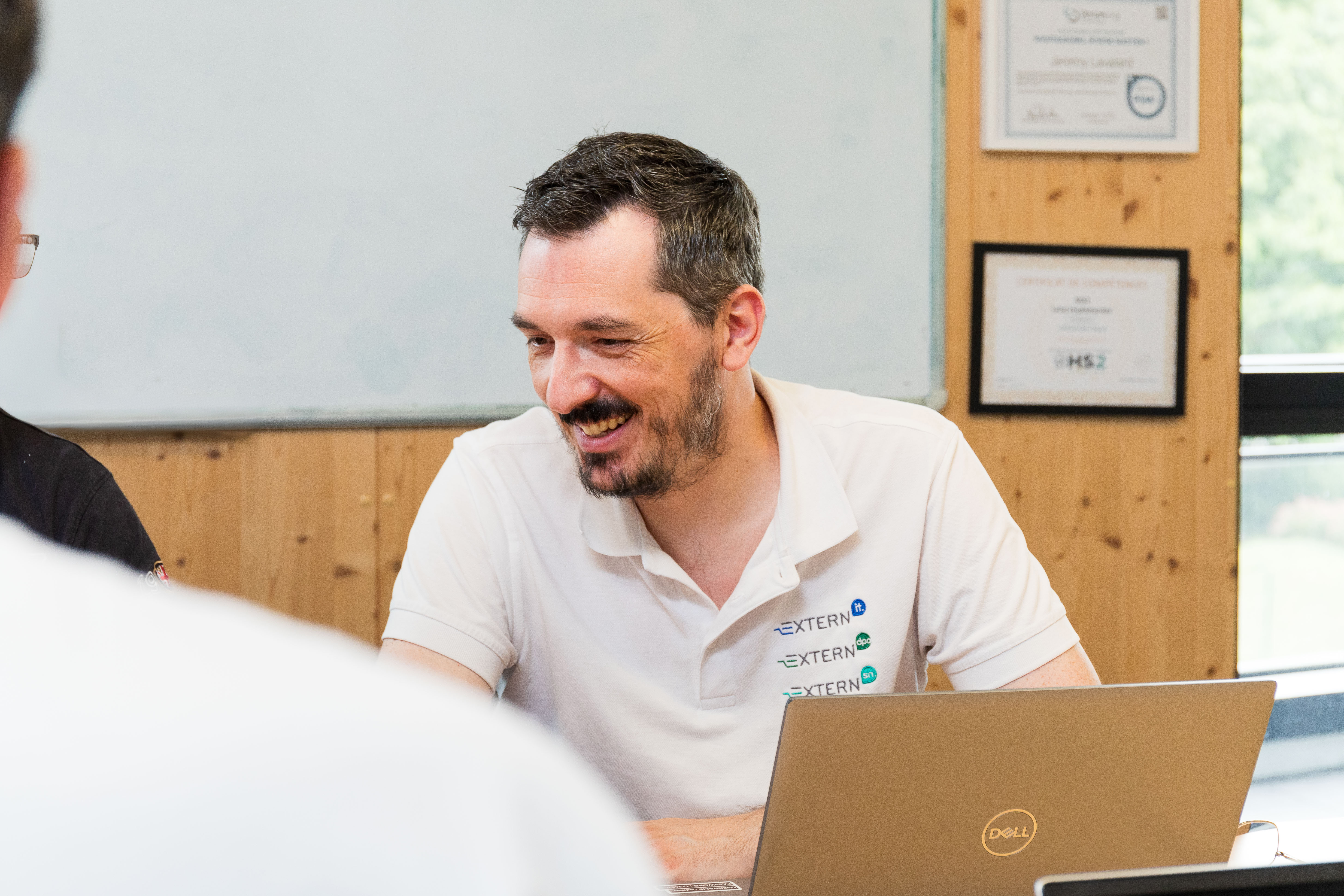 Consultant RSSI externalisé du Groupe EXTERN échangeant avec un client