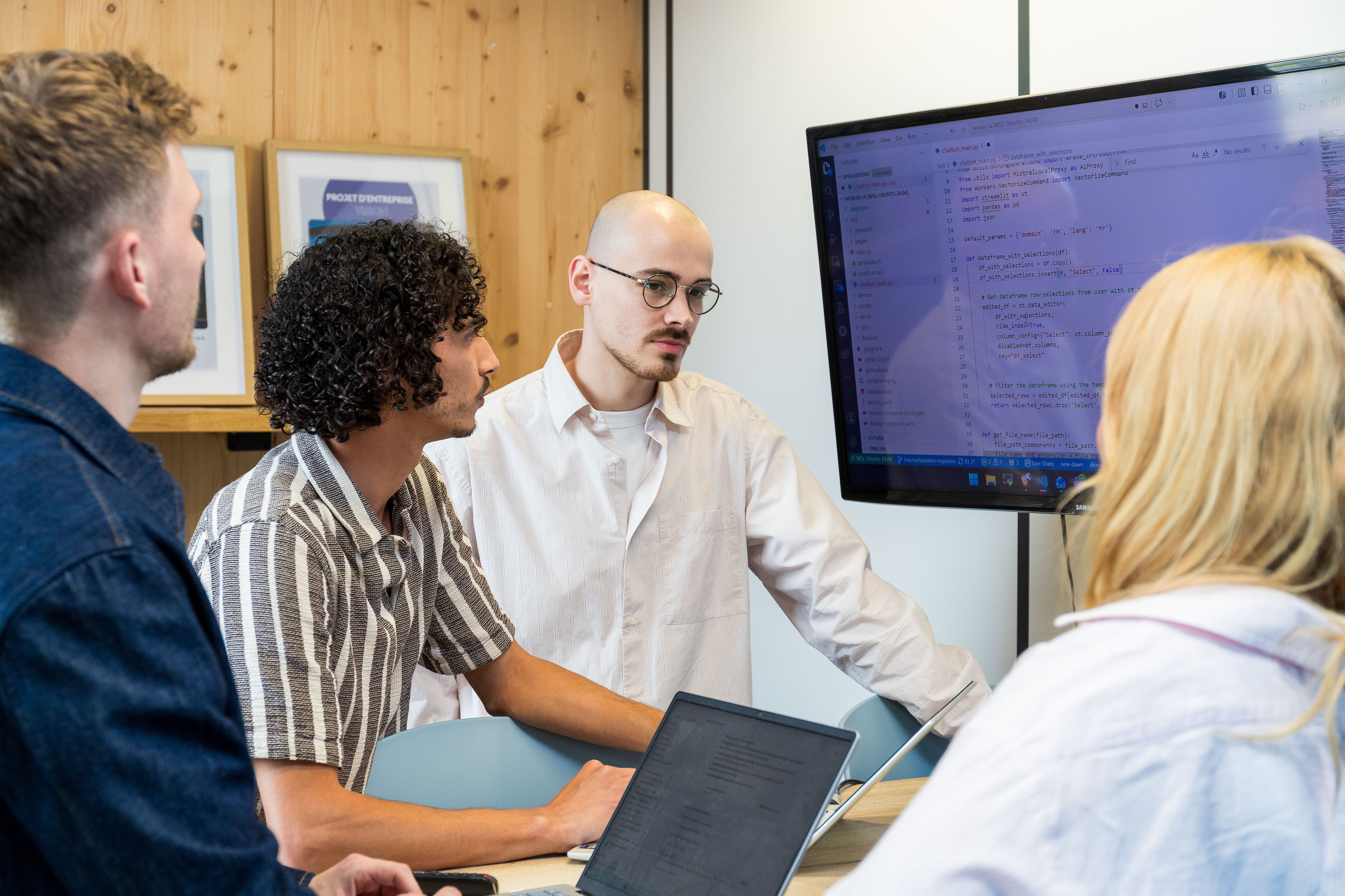 Équipe du Groupe EXTERN travaillant sur le développement et la maintenance d’une application métier